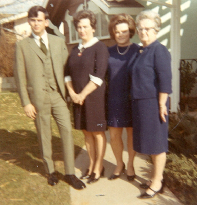 Daune R. Mizell, Sue Mizell, Kathy Mizell, Elza Mizell
Jan 1970
