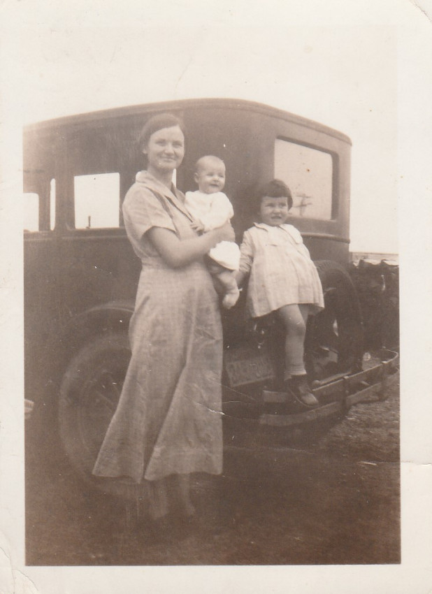 Pauline Elza and Linda Mae
Keywords: Elza