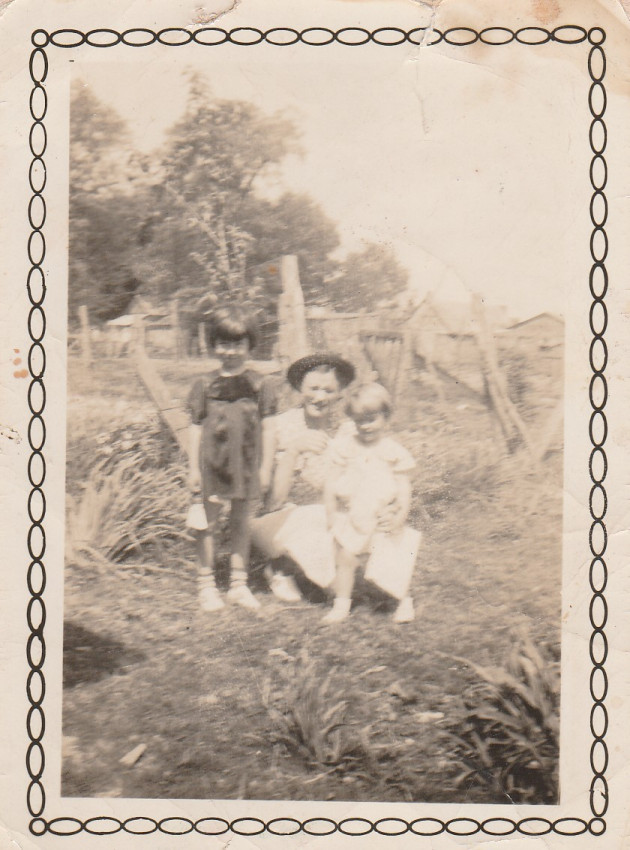 Pauline Elza and Linda Mae
Keywords: elza