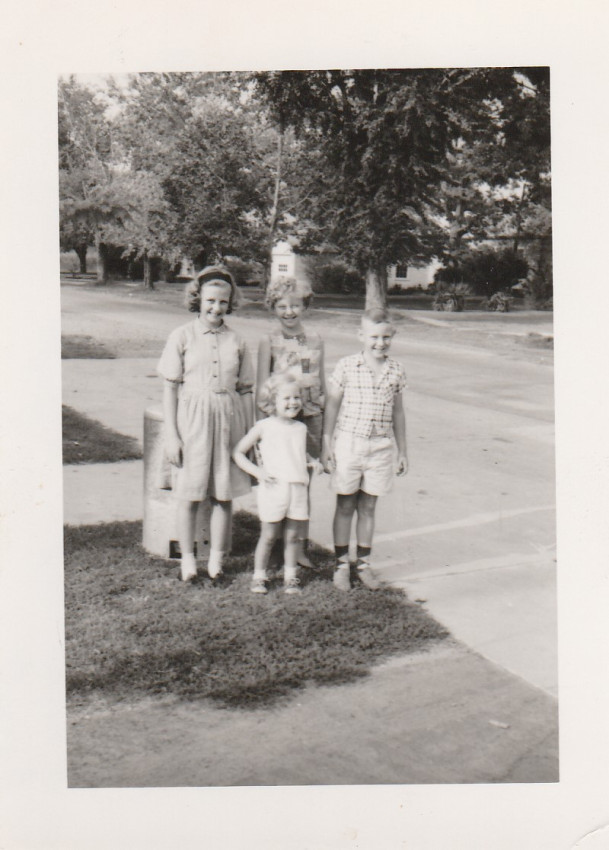 Green
left to right Elazabeth Green, Peggy Sue Green, Barry Green and Edie in front Sept 1964
